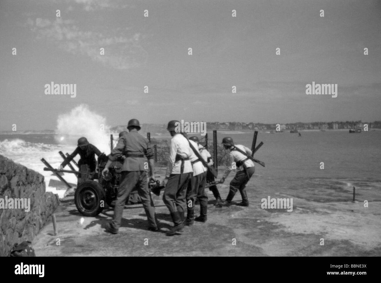 events, Second World War / WWII, France, Atlantic Wall, German anti-tank gun crew exercising at the French west coast near Biarritz, 28.4.1943, Stock Photo