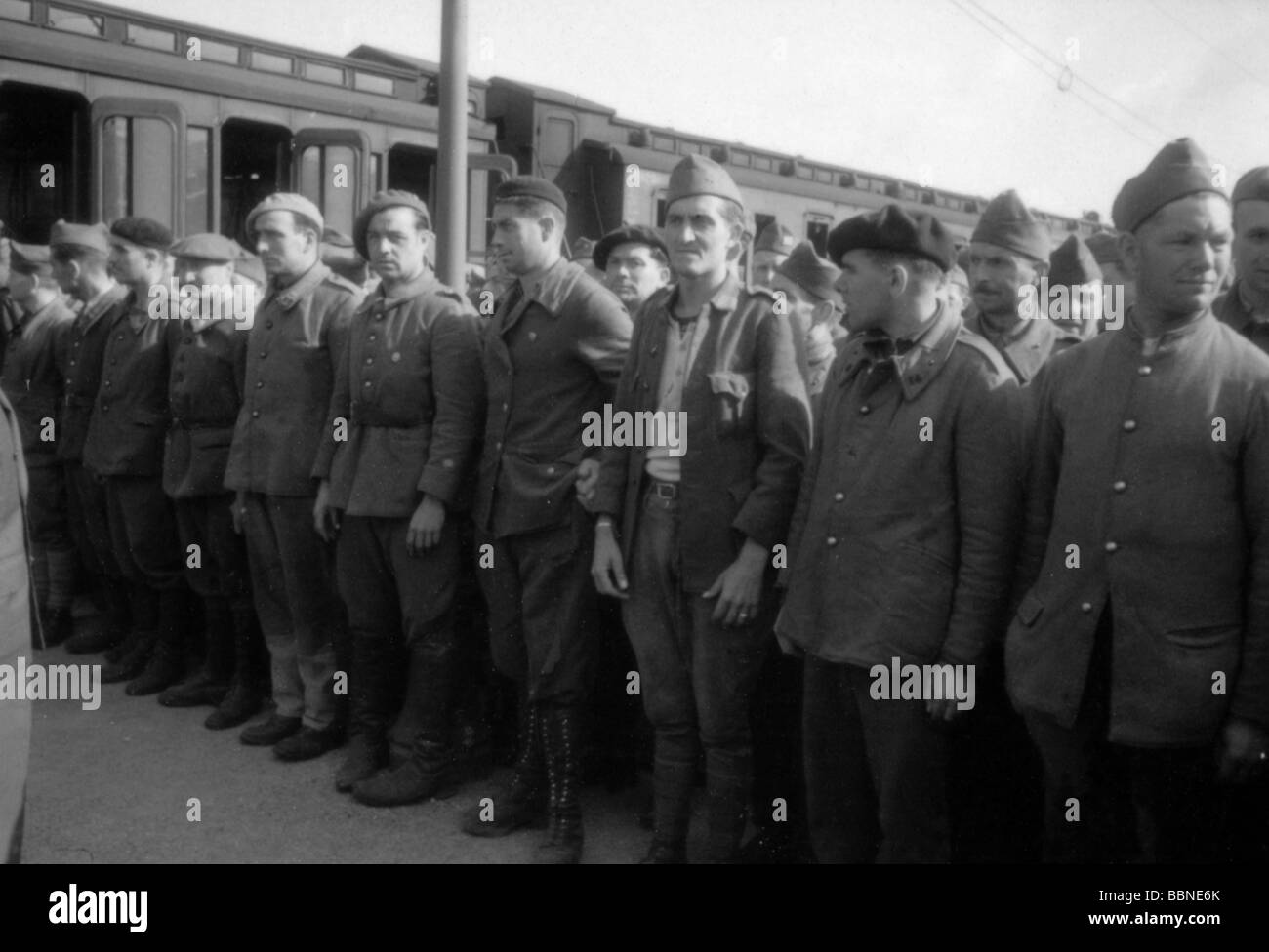 events, Second World War / WWII, politics, France, release of French prisoners of war, in exchange for voluntary French workers, arrival in Compiegne, 11.8.1942, Stock Photo