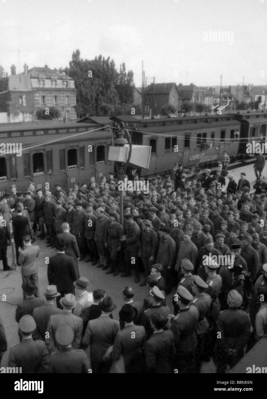 events, Second World War / WWII, France, politics, release of French prisoners of war, in exchange for voluntary French workers, arrival in Compiegne, 11.8.1942, Stock Photo