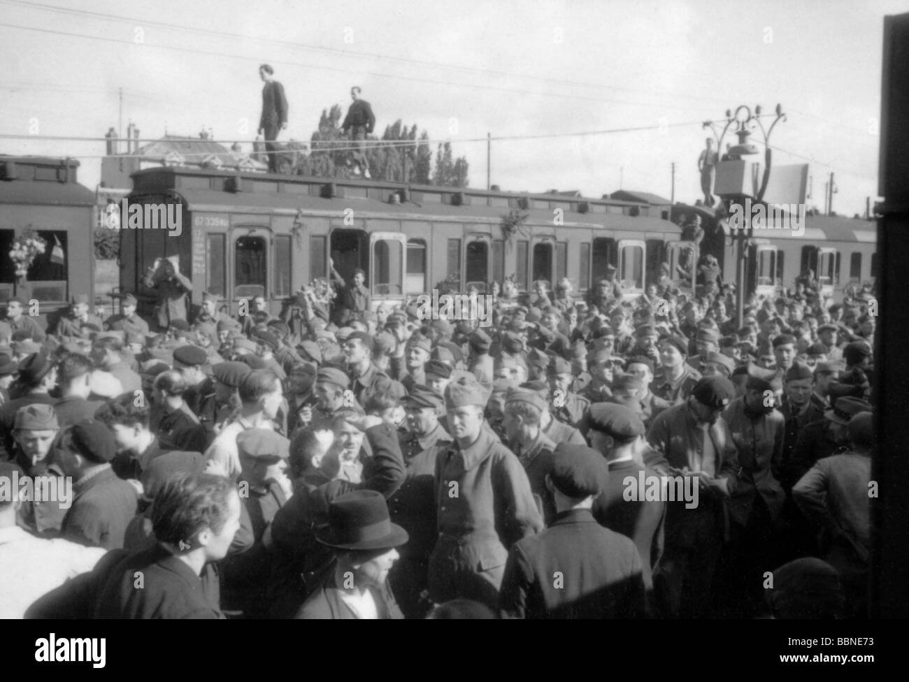 events, Second World War / WWII, France, politics, release of French prisoners of war, in exchange for voluntary French workers, arrival in Compiegne, 11.8.1942, Stock Photo