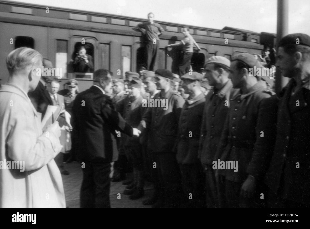 events, Second World War / WWII, France, politics, release of French prisoners of war, in exchange for voluntary French workers, arrival in Compiegne, 11.8.1942, welcomed by Prime Minister Pierre Laval, Stock Photo