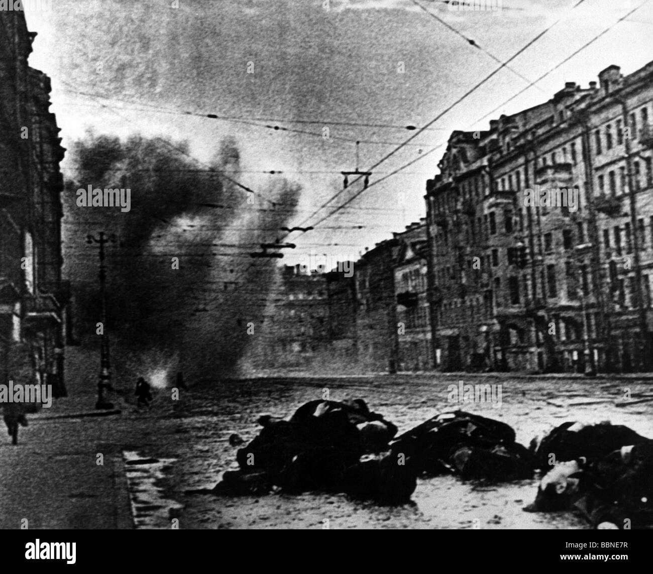 events, Second World War / WWII, Russia, Leningrad, siege, September 1941 - January 1944, German artillery attack, dead bodies on Nevsky Prospekt, exploding shell, late 1941, Great Patriotic War, victims, USSR, civilians, street, explosion, 20th century, historic, historical, Soviet Union, corpses, people, 1940s, Stock Photo