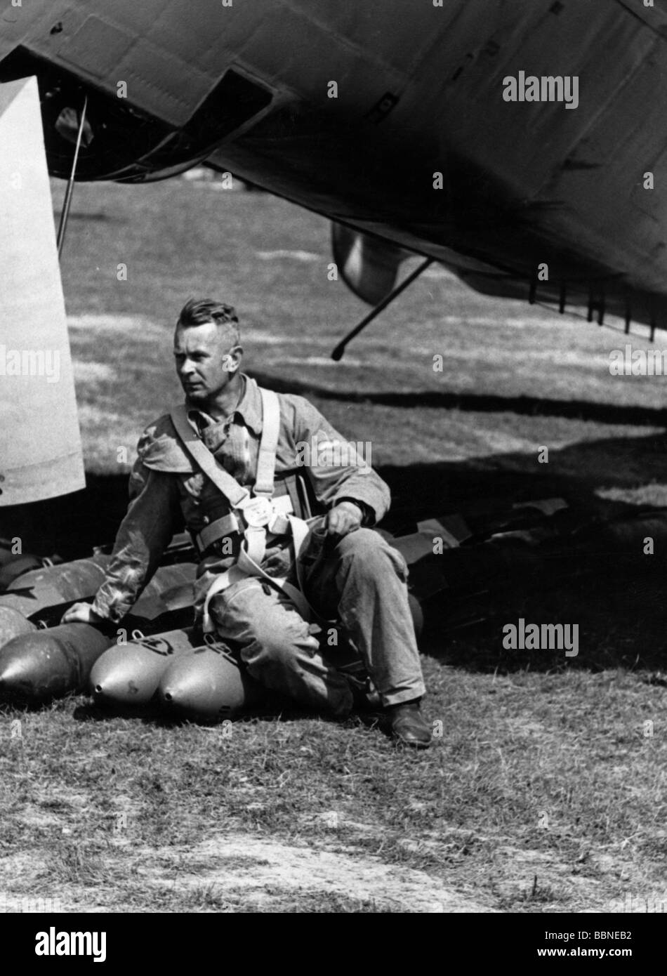 events, Second World War / WWII, aerial warfare, bombs / bombings, crew member of a German bomber, sitting on bombs under his plane, circa 1940, 20th century, historic, historical, Third Reich, Dornier Do 17, Do17, Do-17, bomb, access hatch, plane, planes, waiting for mission, people, 1940s, Stock Photo