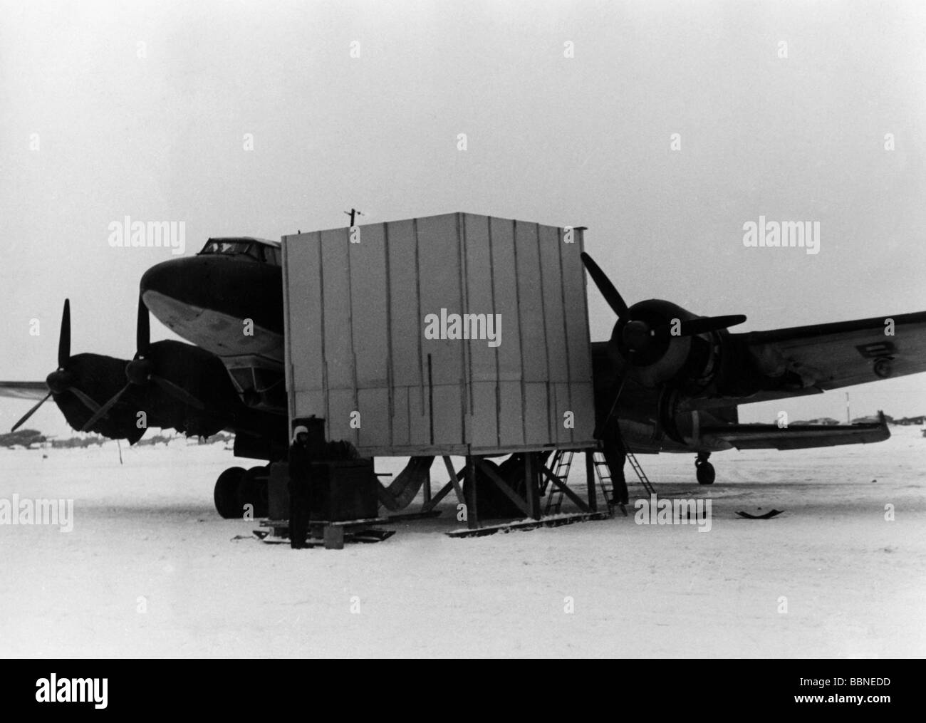 events, Second World War / WWII, aerial warfare, aircraft, German transport and reconnaissance aircraft Focke-Wulf Fw 200 'Condor', Stalino, Ukraine, 11.2.1943, engines are being maintained, protection against cold for working ground personnel, Stock Photo