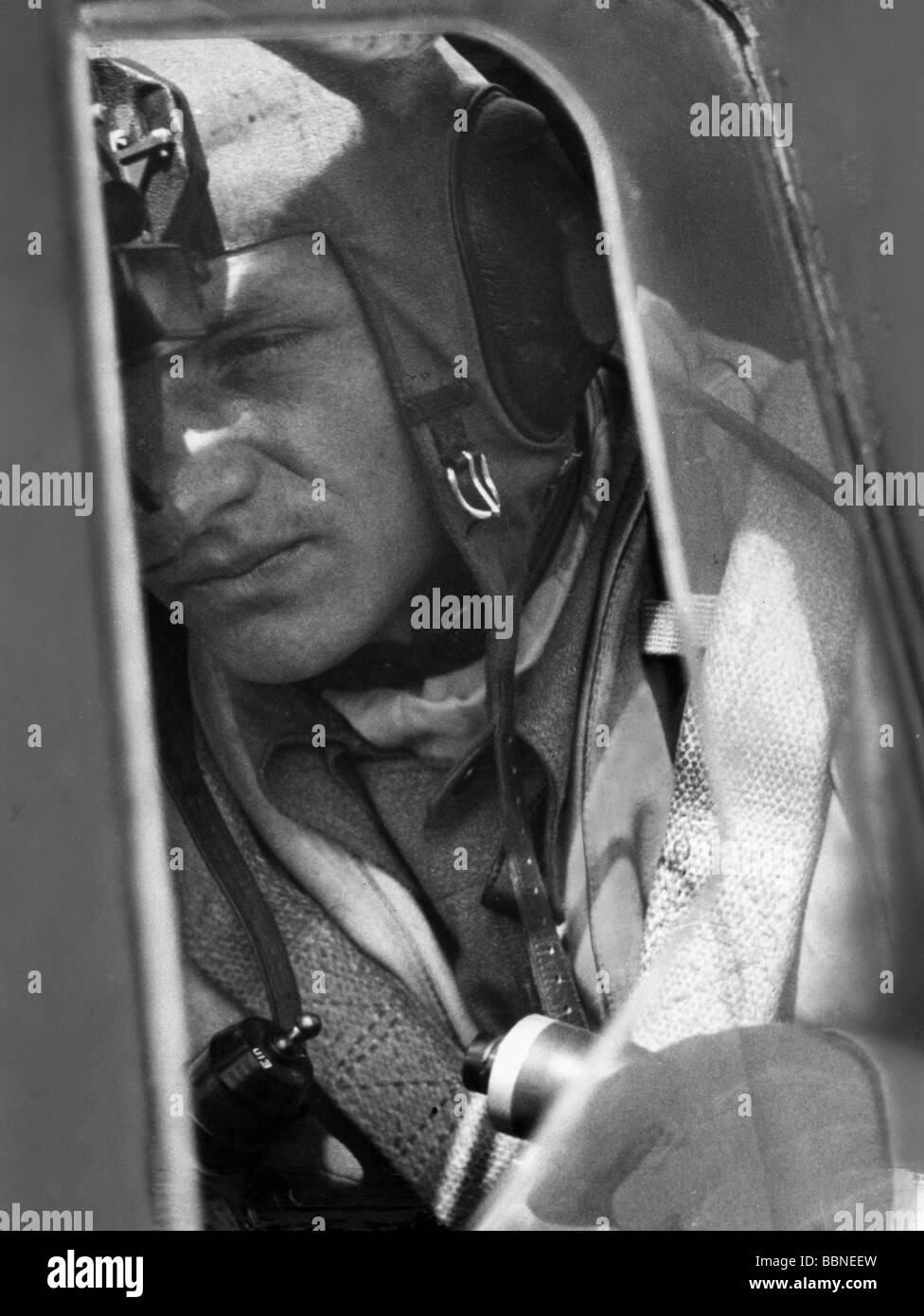 events, Second World War / WWII, aerial warfare, aircraft, details / interiors, pilot of a German bomber Dornier Do 217 looking through the dive bombing sight, Holland, 30.6.1942, 20th century, historic, historical, Do217, Do-217, bombers, Luftwaffe, Wehrmacht, Germany, Third Reich, plane, planes, Stuvi, flying cap, soldier, soldiers, aviator, aviators, people, 1940s, Stock Photo