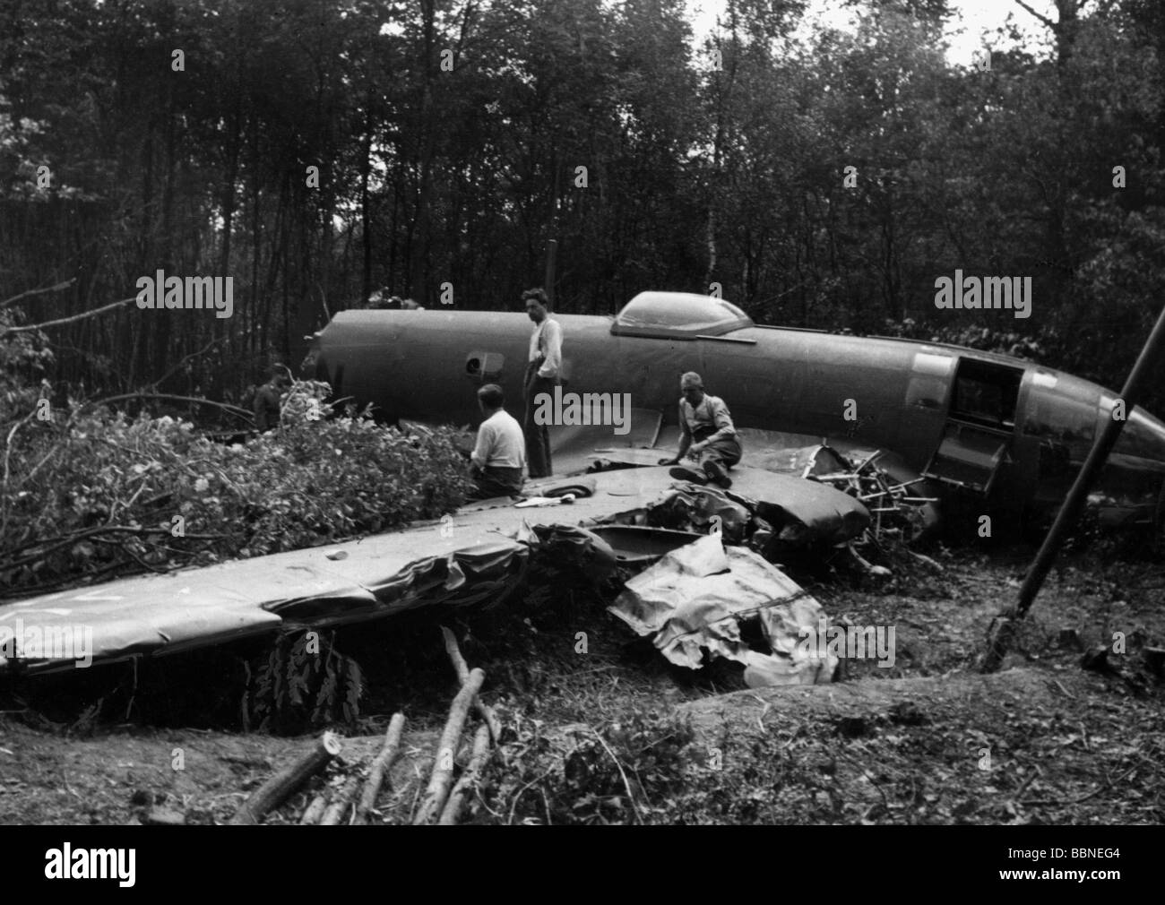 Second world war plane crash hi-res stock photography and images - Alamy
