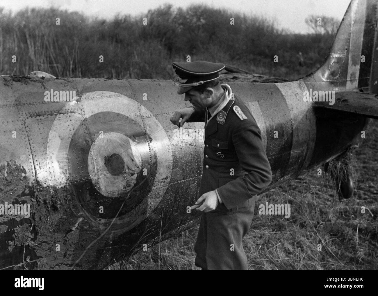 events, Second World War / WWII, aerial warfare, aircraft, crashed / damaged, German officer examining a downed British fighter Supermarine Spitfire, France, circa 1942, Stock Photo