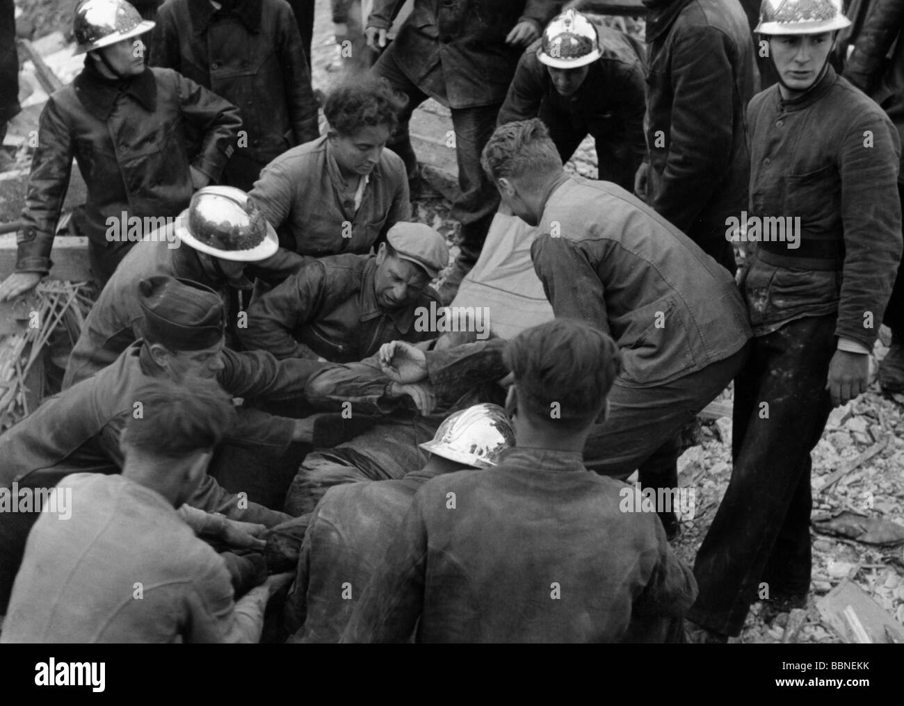 events, Second World War / WWII, aerial warfare, France 1942 / 1943, rescue of injured after a British air raid on Paris, 30.5.1942, 20th century, historic, historical, bomb war, victim, victims, fire brigade, wounded, civilians, evacuation, bombing attack, recovery, salvage, buried, blocked, entombed, trapped, RAF, Royal Air Force, Bomber Command, people, 1940s, Stock Photo