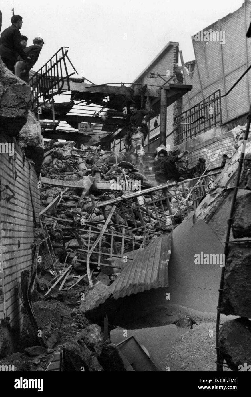 events, Second World War / WWII, aerial warfare, France 1942 / 1943, US air raid on Paris, 4.4.1943, debris and corpses at the metro station Pont de Sevres, 20th century, historic, historical, United States Army Air Force, USAAF, bombing attack, destruction, steps, entrance, men, retrieving, dead bodies, victims, victim, death, underground, people, 1940s, Stock Photo
