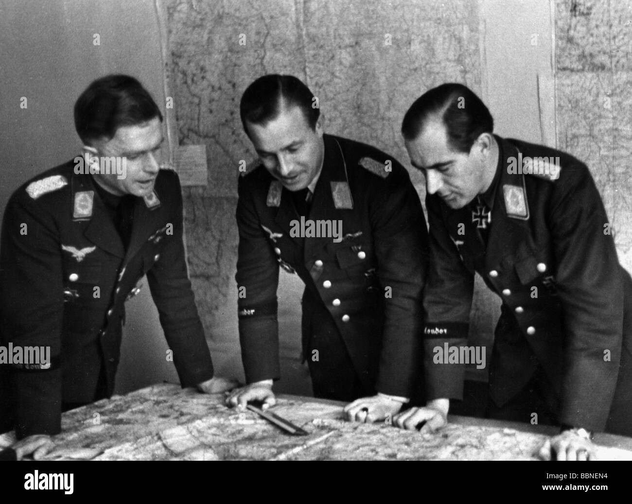 events, Second World War / WWII, aerial warfare, persons, officers of Kampfgeschwader (bomber wing) 53 'Legion Condor' during a briefing, from left to right: Major Karl Rauer, Major Fritz Pockrandt (commodore), holder of the Knight's Cross Major Herbert Wittmann, Kirovohrad, Ukraine, December 1943, Stock Photo