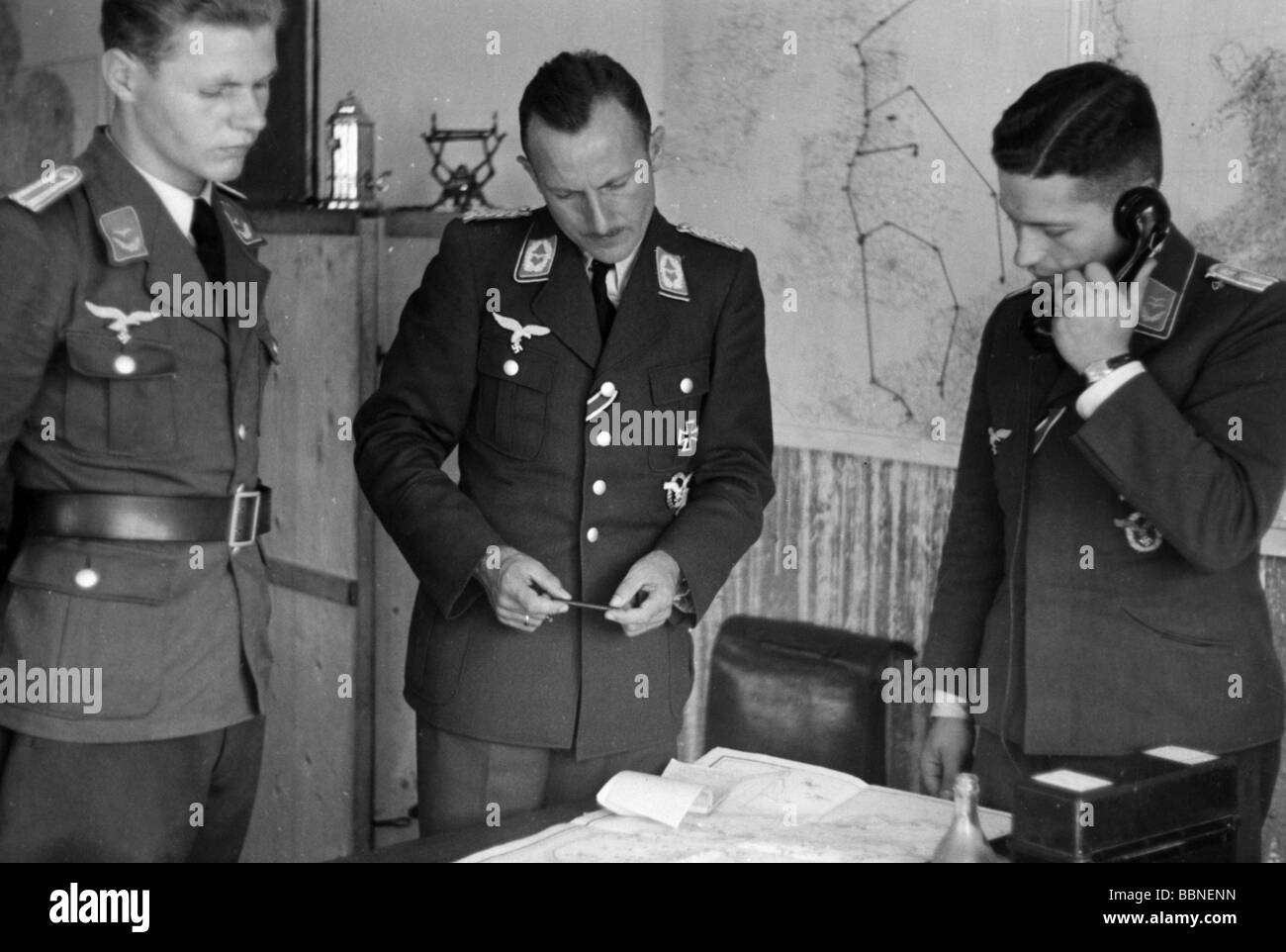 events, Second World War / WWII, aerial warfare, persons, staff officers of a Luftwaffe bomber wing during a briefing, summer / autumn 1940, Stock Photo