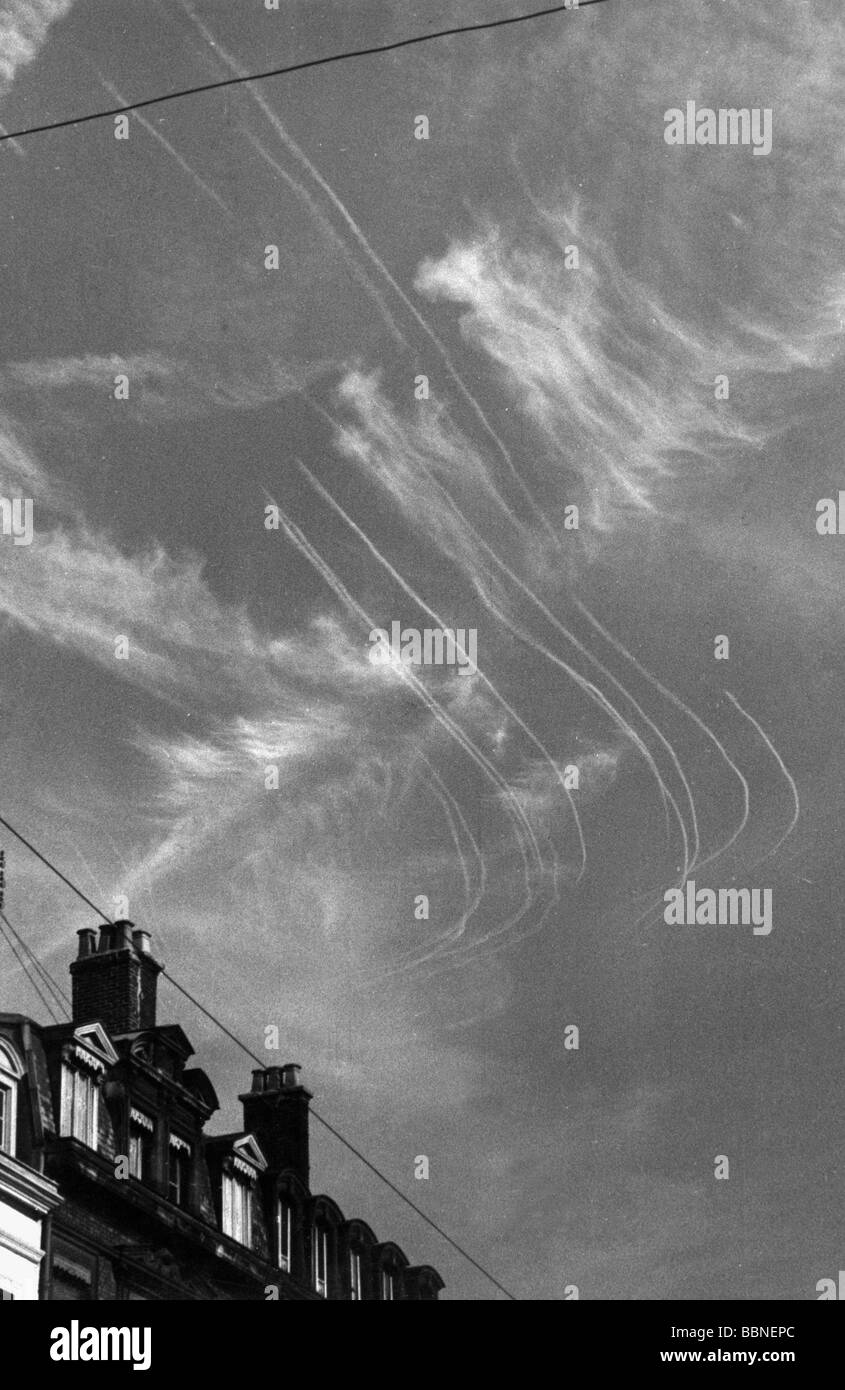 events, Second World War / WWII, aerial warfare, France 1942 / 1943, condensation trails of Allied planes over France, circa 1942, bombing attack, raid, Americans, bombers, USAAF, United States Army Air Force, 20th century, historic, historical, plane, trail, 1940s, Stock Photo