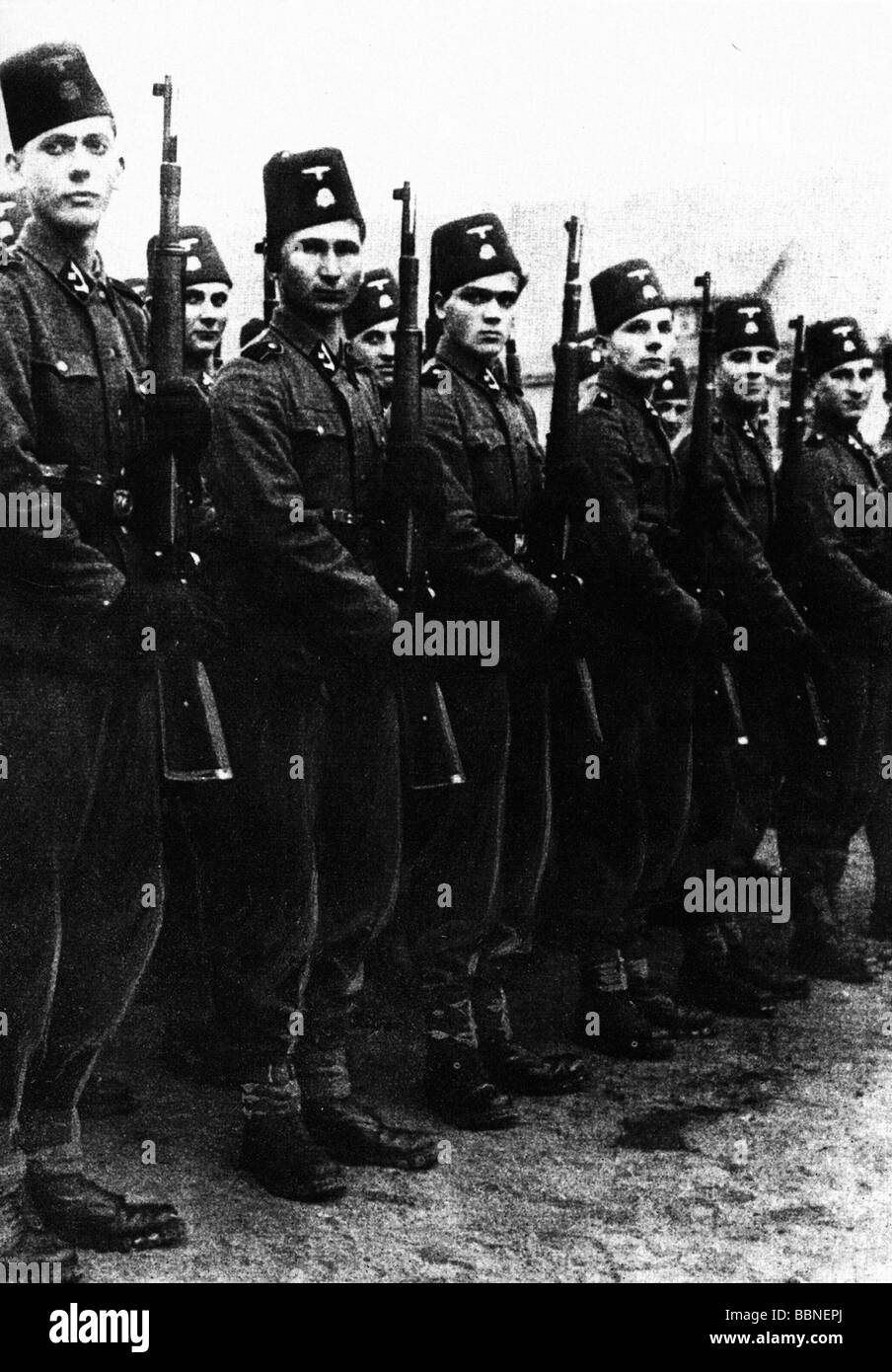 events, Second World War / WWII, foreigners in German service, Bosnians, 13th Waffen - Gebirgsdivision der SS 'Handschar' (1st Croatian), staff company formed up, propaganda photo, circa 1943, Stock Photo