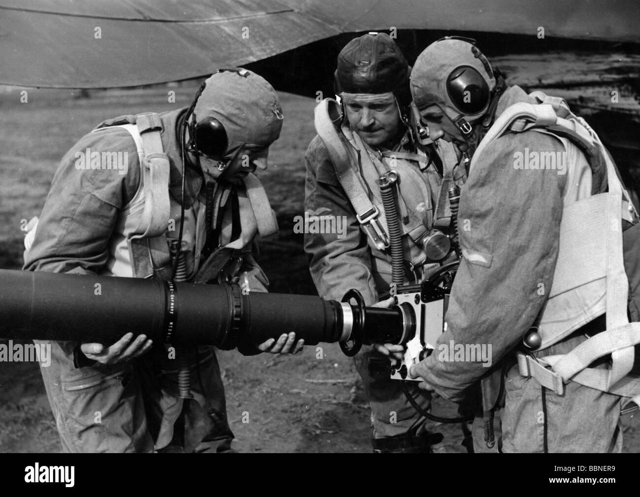 events, Second World War / WWII, aerial warfare, persons, Luftwaffe war correspondent Stoll preparing his telecamera before a mission against England, France, September 1940, Stock Photo