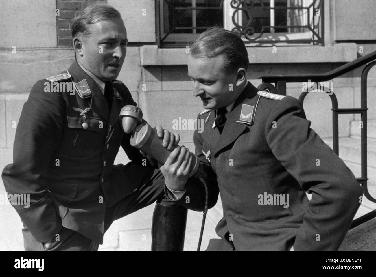 events, Second World War / WWII, aerial warfare, persons, Luftwaffe war correspondent interviewing a pilot, 1939 / 1940, Stock Photo