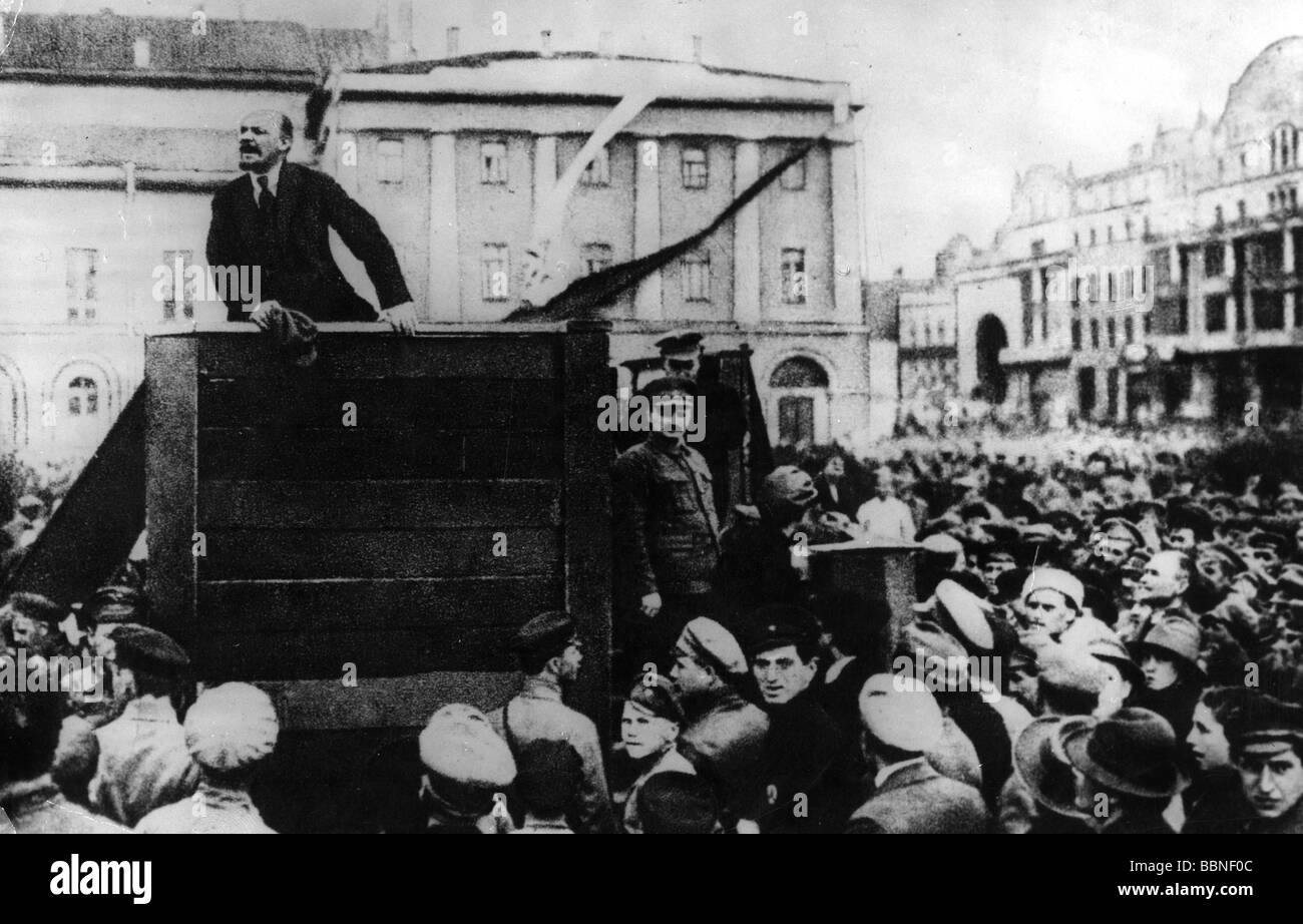 Lenin (Vladimir Ilyich Ulyanov), 22.4.1870 - 21.1.1924, Russian politician, half length, giving speech to soldiers of the Polish Front, Sverdlov Square, Moscow, 5.5.1920, photo by G. P. Goldstein, Stock Photo
