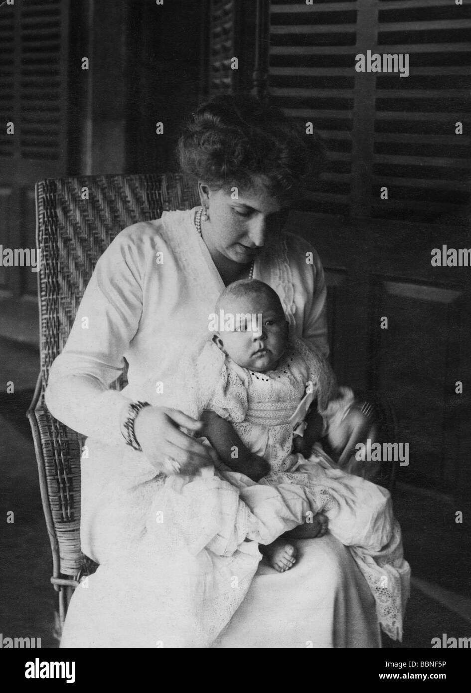 Victoria Eugenie of Battenberg, 24.10.1887 - 15.4.1969, Queen of Spain 1906 - 1931, with her son Juan, photo, circa 1914, Stock Photo