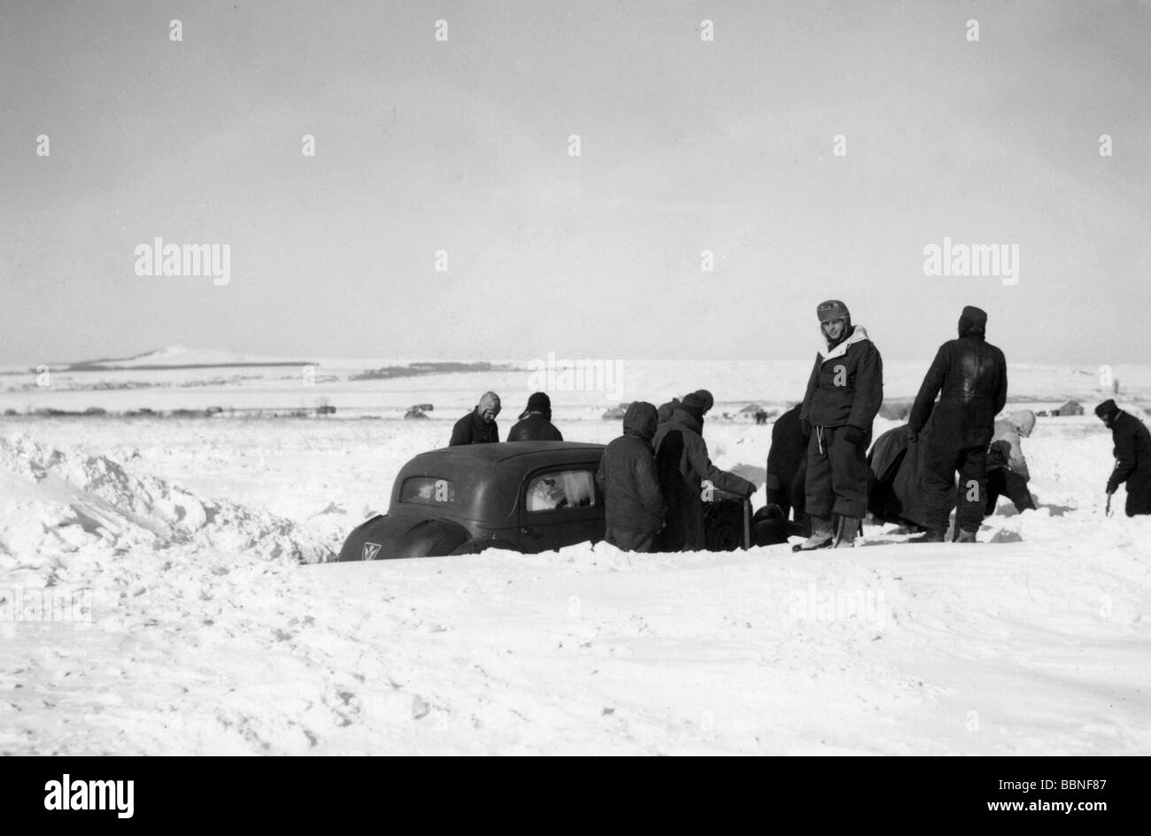 events, Second World War / WWII, Russia 1942 / 1943, German retreat to the Donets Basin, early February 1943, soldiers shoveling snow to free a stuck car, 20th century, historic, historical, vehicle, Wehrmacht, Third Reich, Eastern Front, Soviet Union, USSR, winter, Donec, people, 1940s, Stock Photo