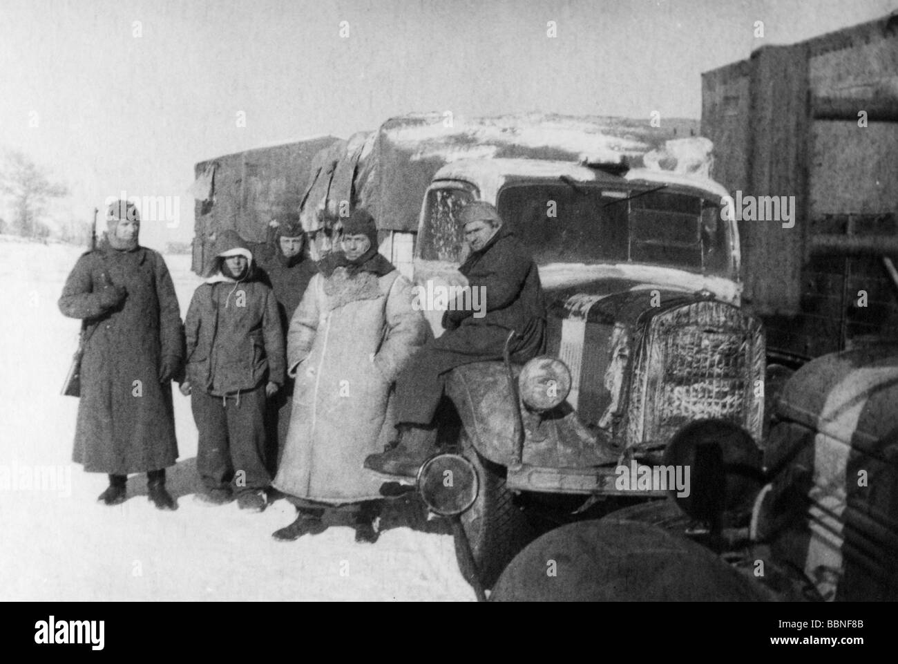events, Second World War / WWII, Russia 1942 / 1943, German retreat to the Donets Basin, early February 1943, soldiers of a supply battalion at Kalinovka, 20th century, historic, historical, vehicle, vehicles, lorry, lorries, Wehrmacht, Third Reich, Eastern Front, Soviet Union, USSR, winter clothes, coats, clothing, snow, Donec, supplies, baggage, people, 1940s, Stock Photo