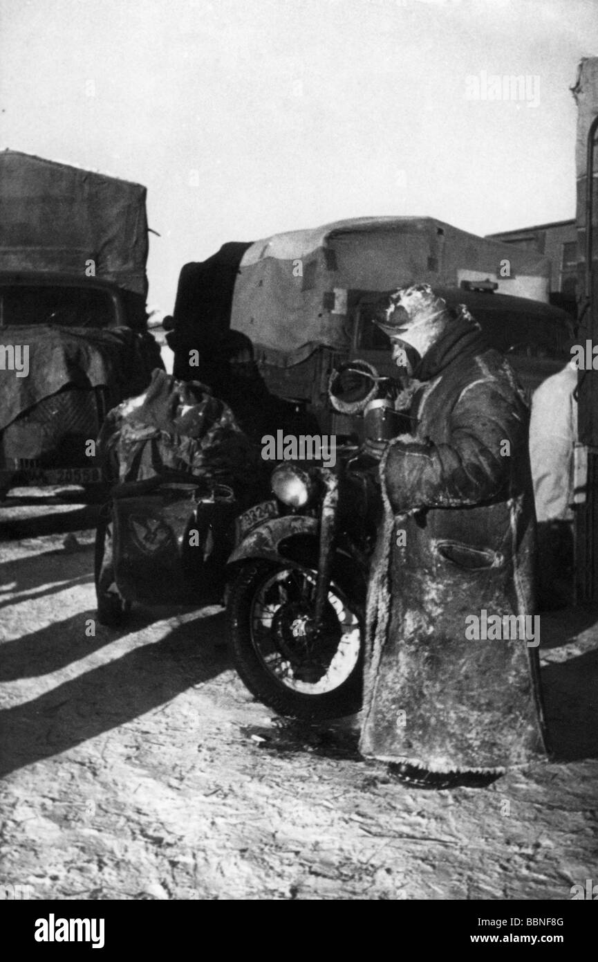 events, Second World War / WWII, Russia 1942 / 1943, German retreat to the Donets Basin, soldier of a supply battalion at Kalinovka, 7.2.1943, 20th century, historic, historical, vehicle, vehicles, lorry, lorries, motorbike with sidecar, Wehrmacht, Third Reich, Eastern Front, Soviet Union, USSR, winter clothes, coat, clothing, snow, Donec, supplies, baggage, Obergefreiter Wolny, eating, people, 1940s, Stock Photo