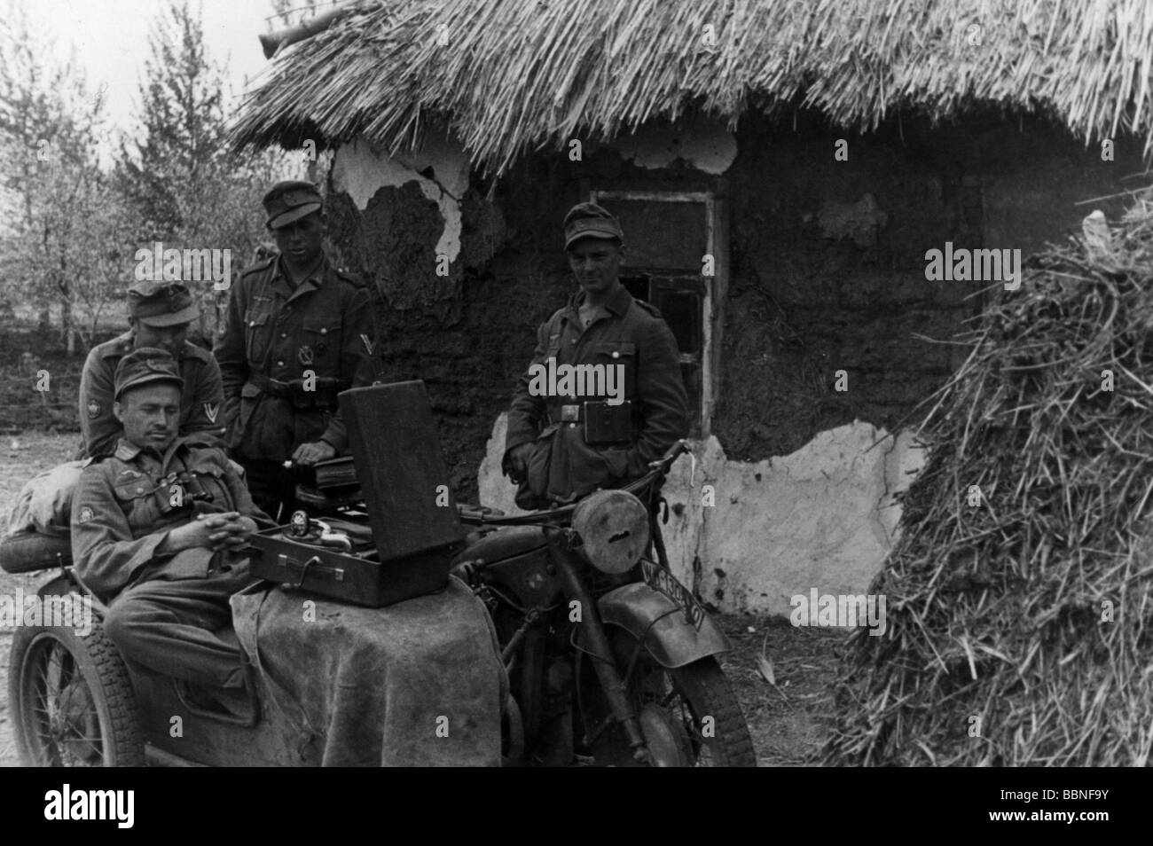 events, Second World War / WWII, Russia 1941, German mountain infantrymen in a Russian village, listening to a gramophone, probably summer 1941, Stock Photo