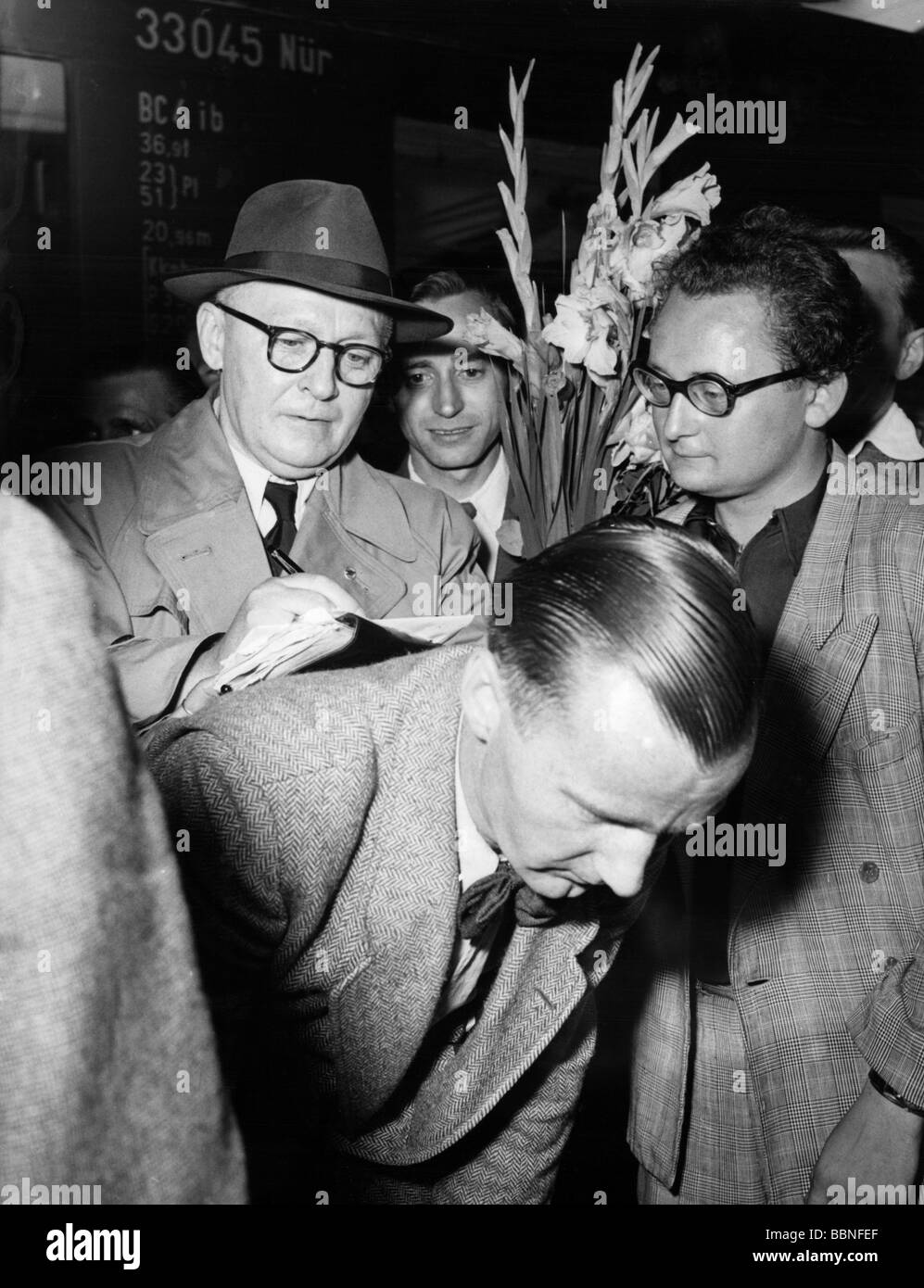 Student, Kurt, 12.5.1890 - 1.7.1978, deut. General, gining an autograph, Nuremberg Railway Station, 31.8.1952, , Stock Photo