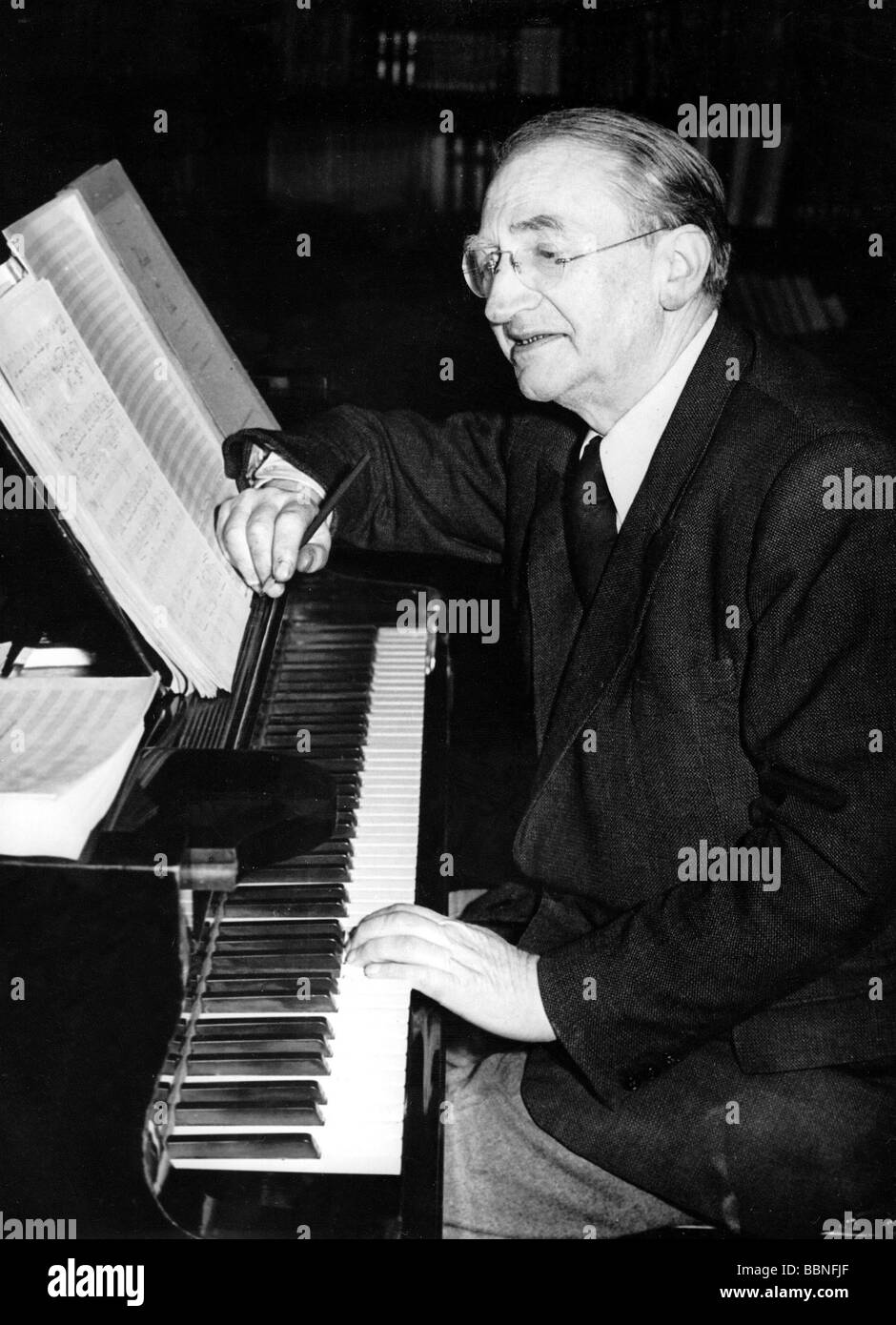 Kuenneke, Eduard, 27.1.1885 - 27.10.1953, German composer, half length, at the piano, composing, 1950, Stock Photo