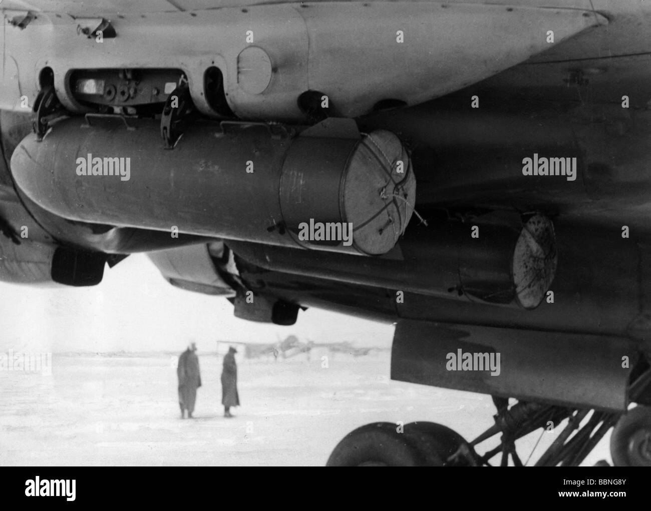 events, Second World War / WWII, aerial warfare, bombs / bombings, aerial delivery units under the wing of a German transport and reconnaissance aircraft Focke-Wulf Fw 200 'Condor', Stalino, Russia, February 1943, Stock Photo