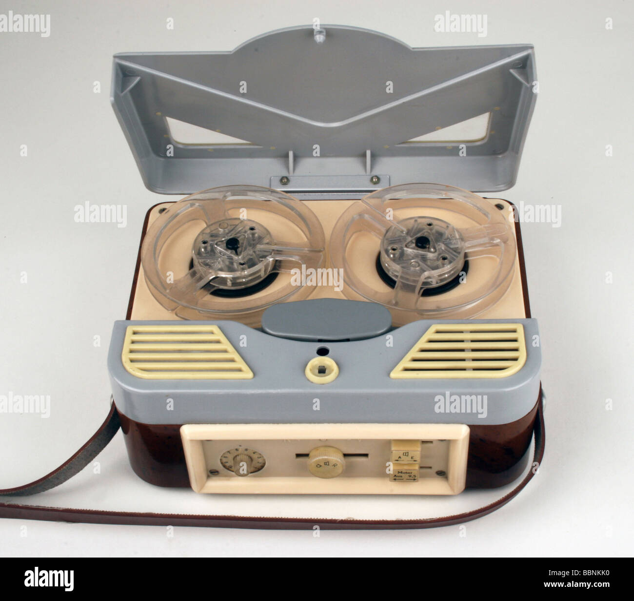 https://c8.alamy.com/comp/BBNKK0/technics-sound-tape-units-sound-tape-player-pouva-bndi-small-made-BBNKK0.jpg