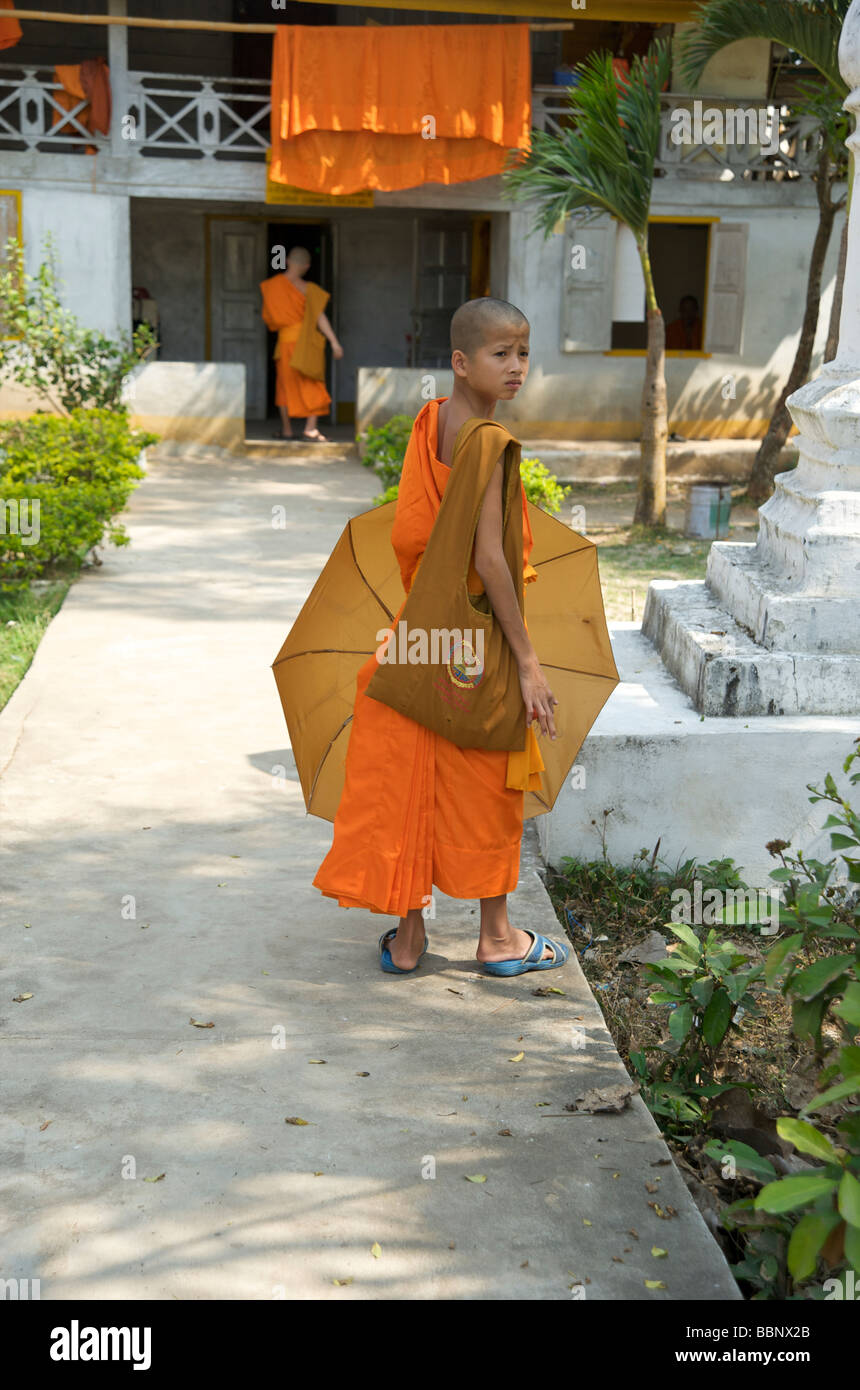 Novice monks living quarters hires stock photography and images Alamy