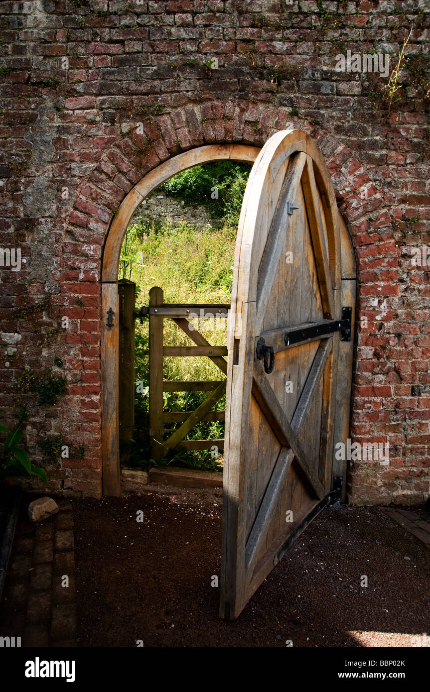 Walled garden gate hi-res stock photography and images - Alamy