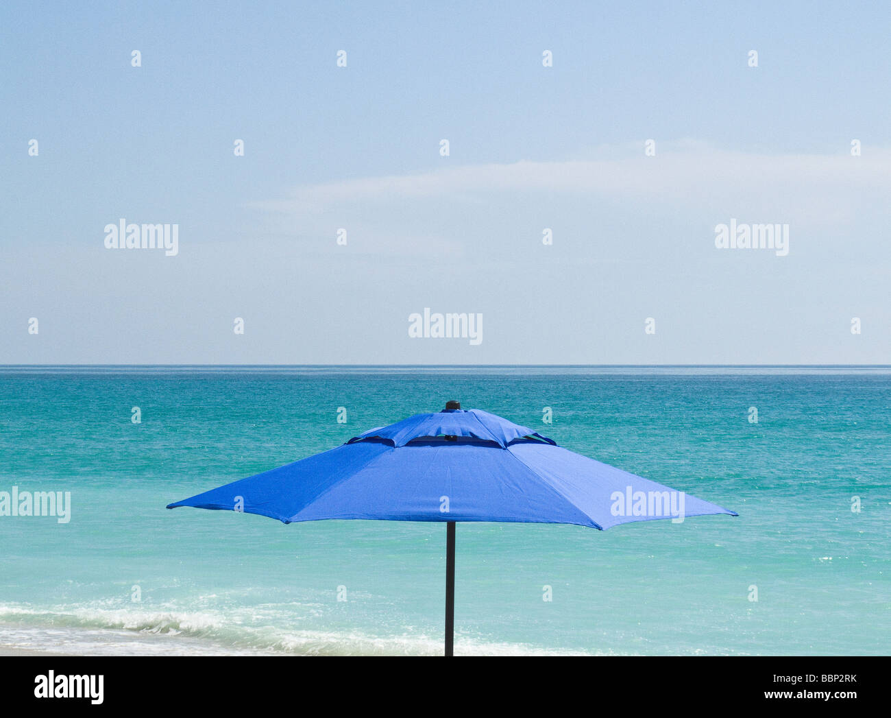 beach umbrella with water in background Stock Photo - Alamy