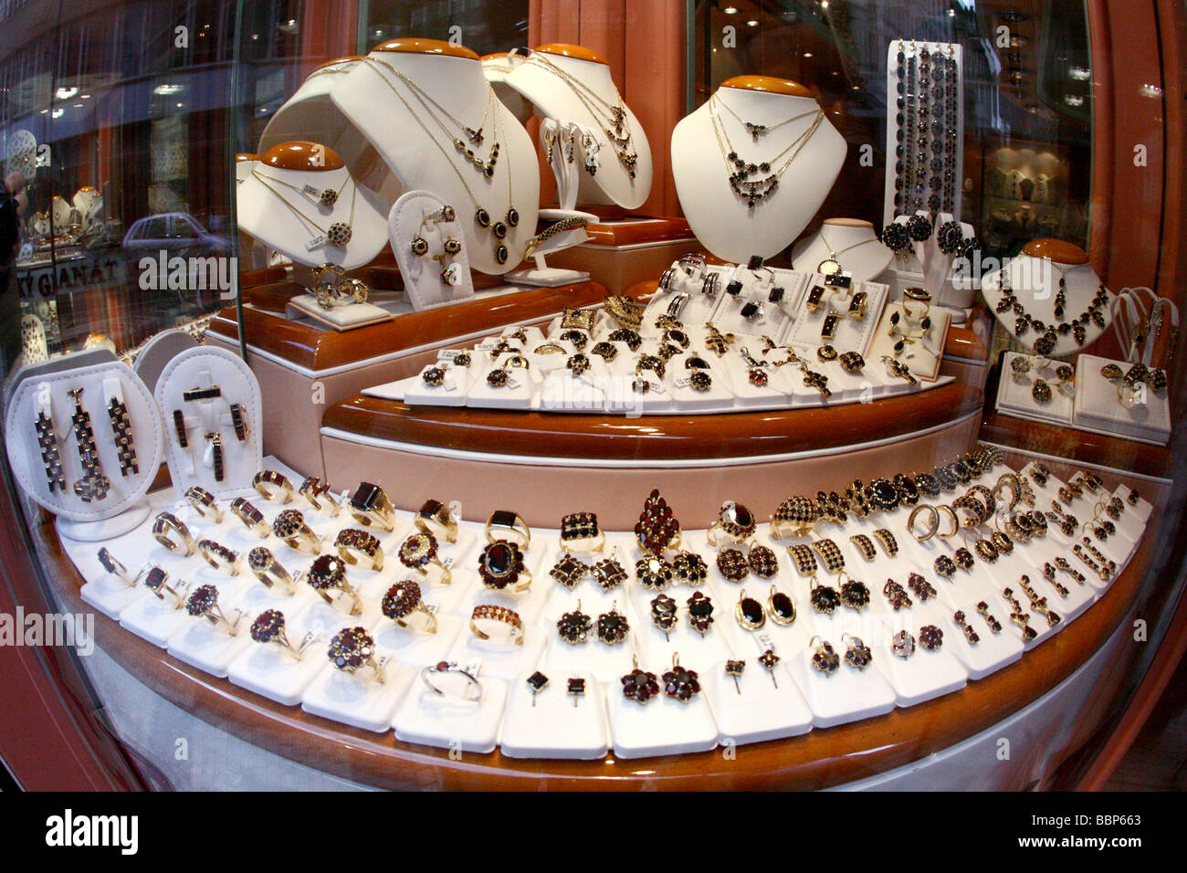 jewellers shop window with many gold rings Stock Photo - Alamy