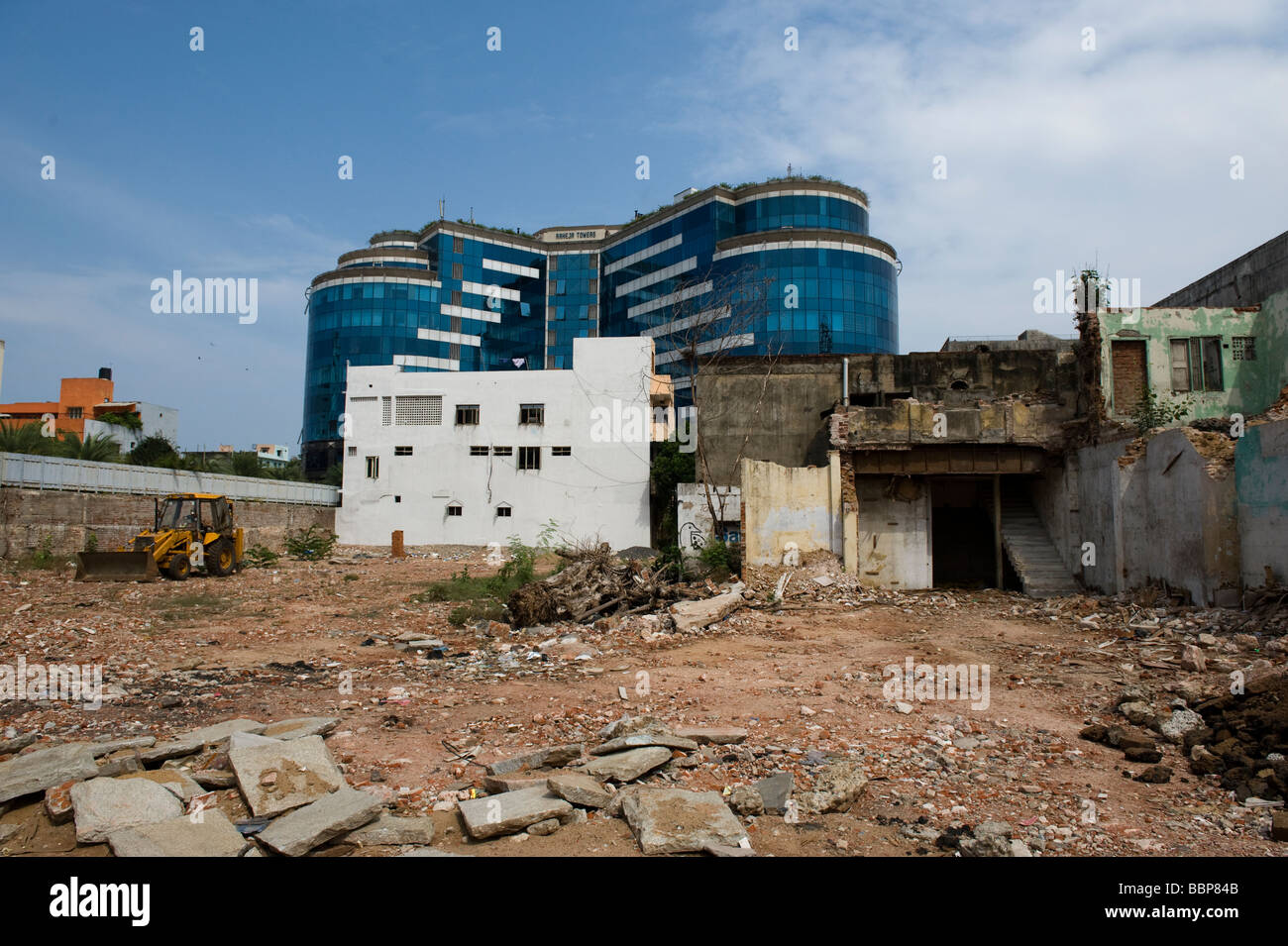 Indian contrasts - modern IT building with the chaos and debris of Chennai around it Stock Photo