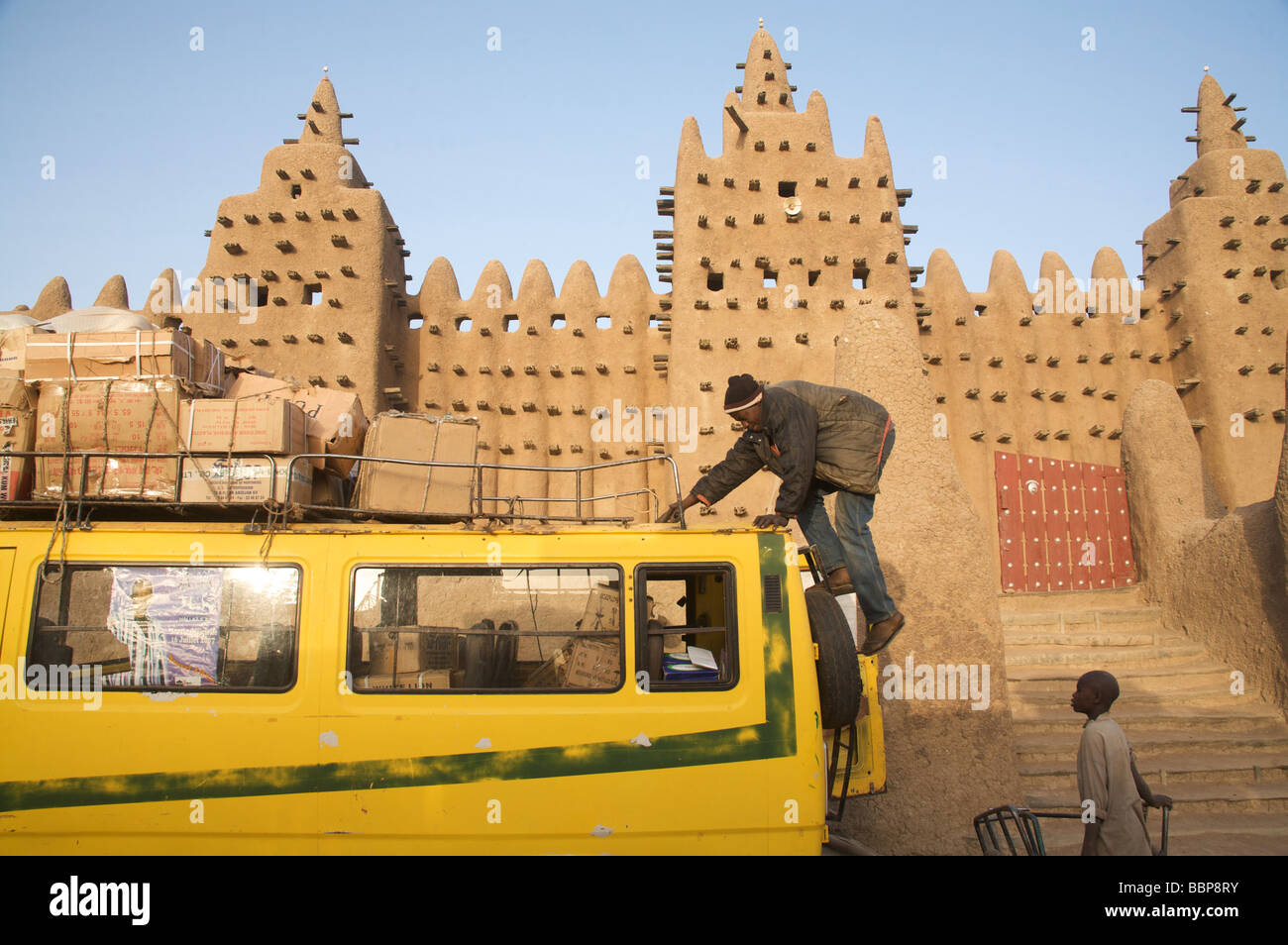 Market traders unloading van for the Monday market infront of the great mud mosque in Djenne, Mali, West Africa Stock Photo