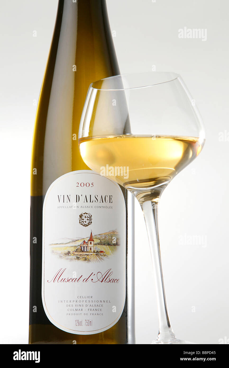 GLASS AND BOTTLE OF ALSATIAN MUSCATEL, ALSATIAN WINE, ALSACE, FRANCE Stock Photo