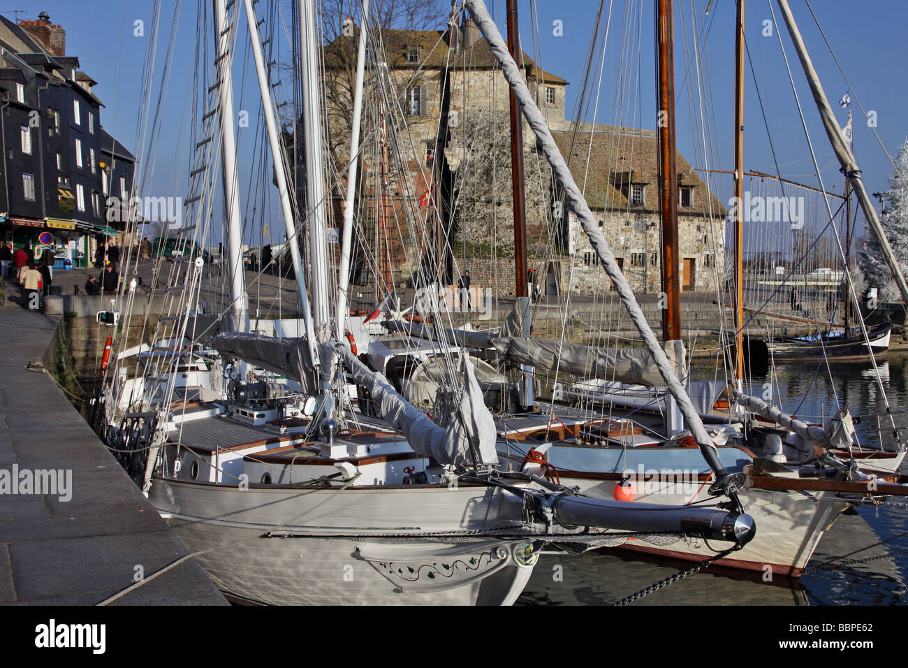 THE SLATE HOUSES AND HARBORMASTER'S OFFICE ON THE MARINA IN THE OLD PORT, HONFLEUR, CALVADOS (14