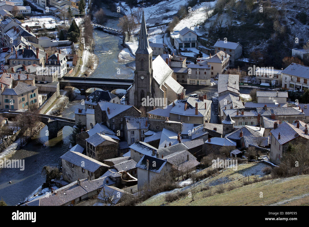 SAINTE CHRISTINE CHURCH AND THE TWO BRIDGES OVER THE ANDER RIVER, LOWER TOWN OF SAINT-FLOUR, CANTAL (15), AUVERGNE, FRANCE Stock Photo