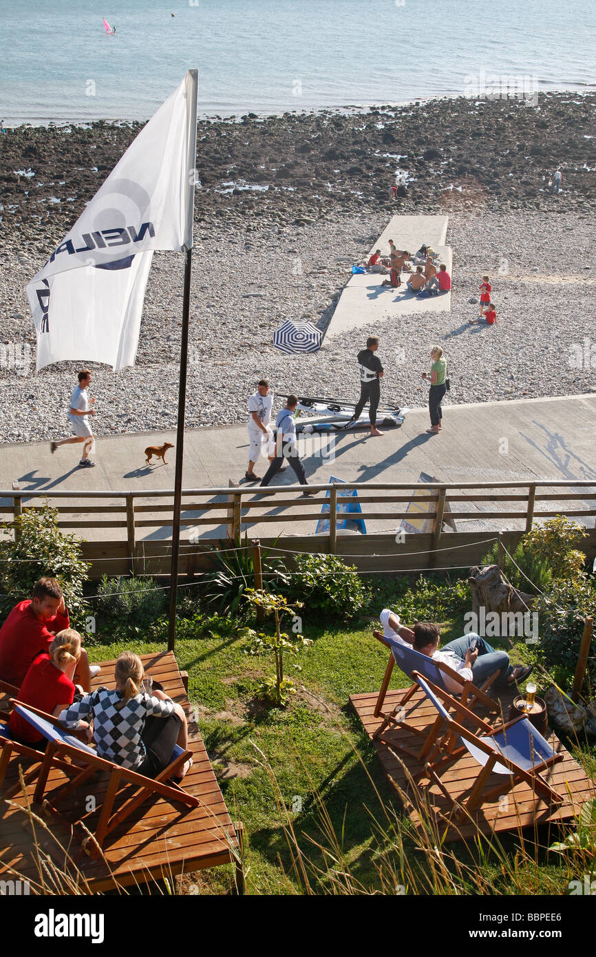 CUSTOMERS IN THE BAR 'DU BOUT DU MONDE' IN FRONT OF THE BEACH OF SAINTE-ADRESSE, LE HAVRE, SEINE-MARITIME (76), NORMANDY, FRANCE Stock Photo