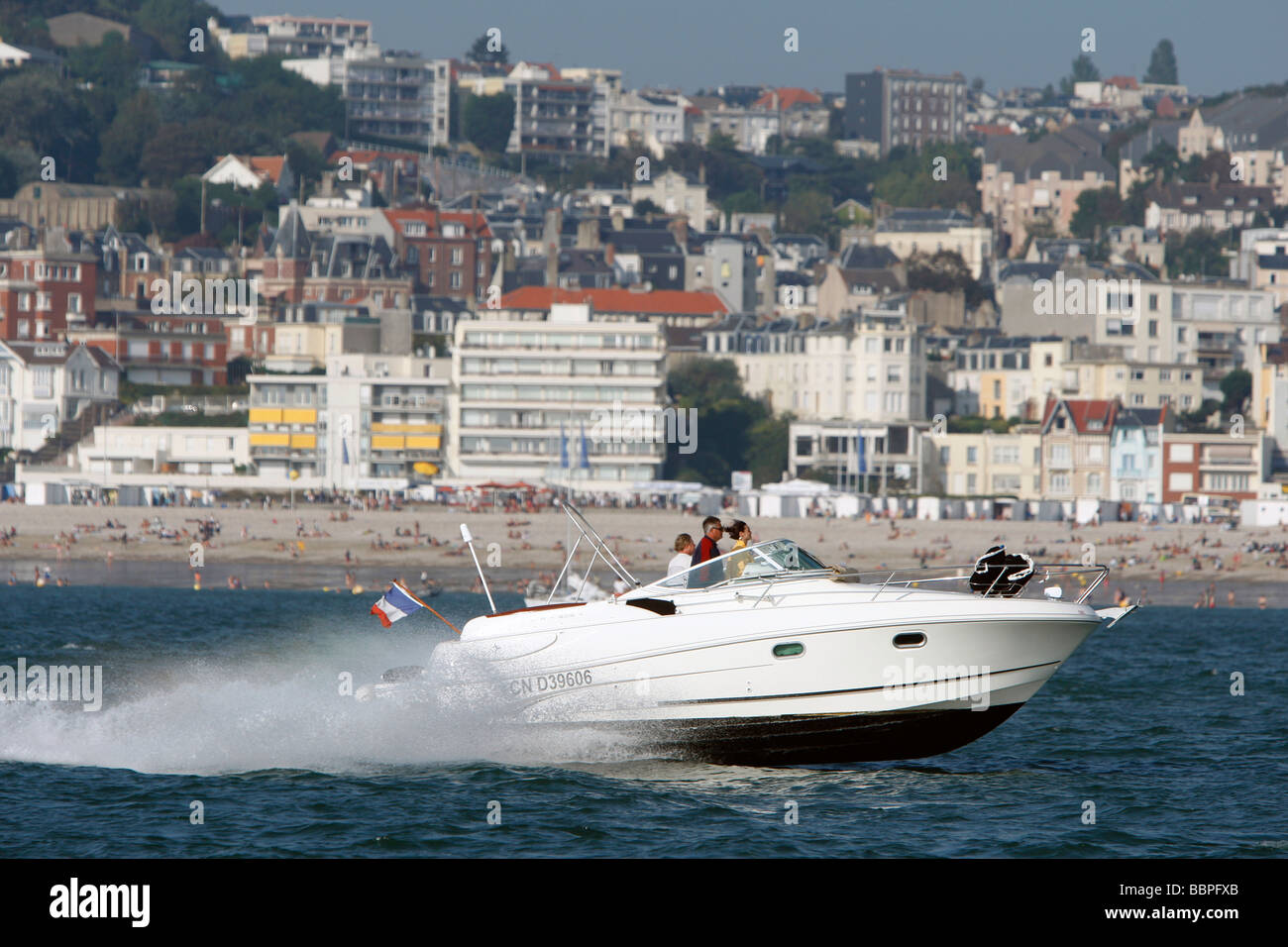 PLEASURE BOATING IN FRONT OF THE SHINGLE BEACH AND VILLAS OF THE SEASIDE RESORT, LE HAVRE, SEINE-MARITIME (76), NORMANDY, FRANCE Stock Photo