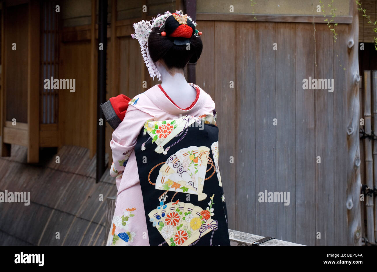 An apprentice geisha, or maiko, walking along a backstreet in Kyoto's Shimbashi district of Gion. Stock Photo