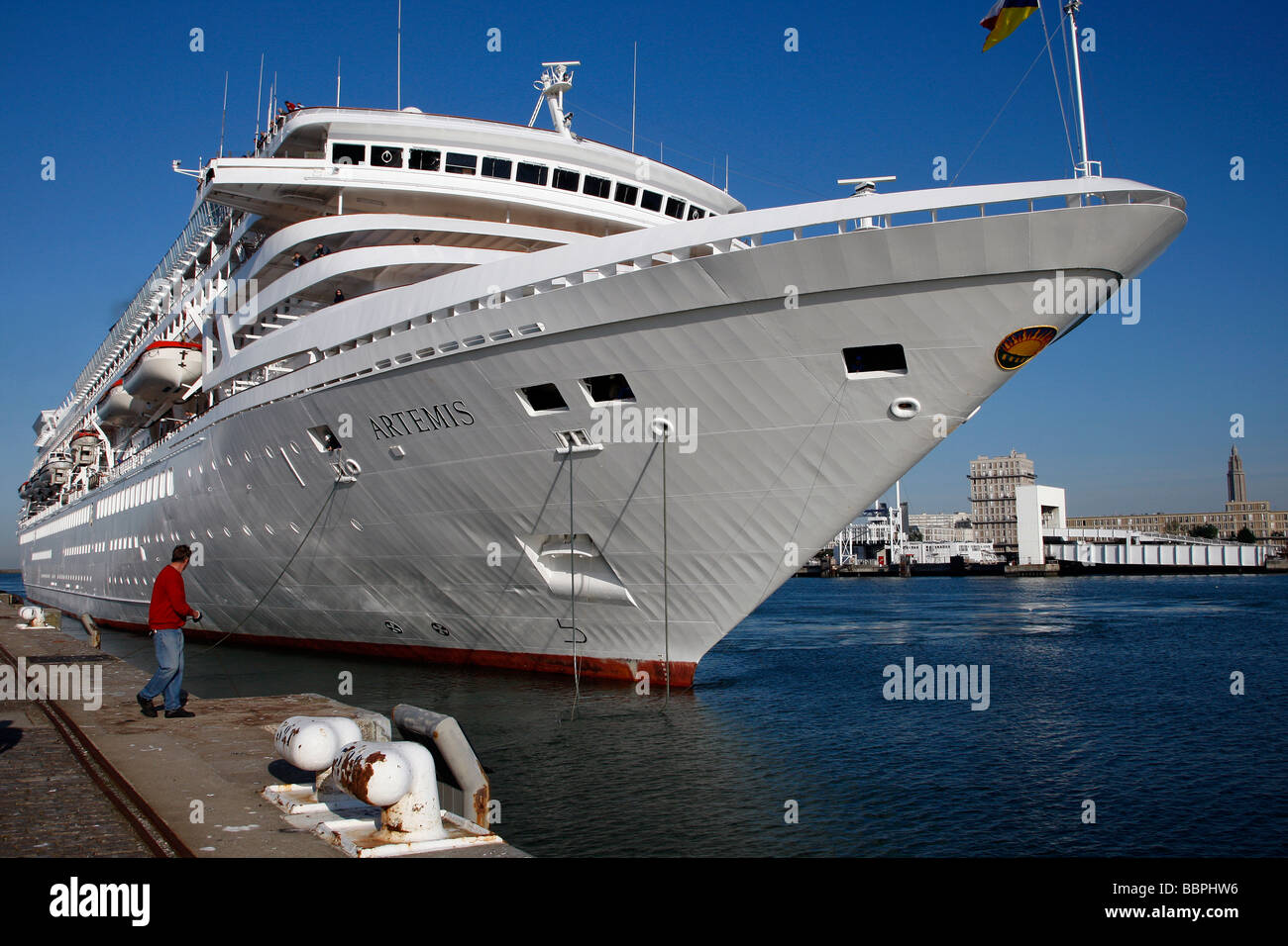 BIG OCEAN LINER AT THE QUAY OF THE PORT'S TRAVELERS' LANDING DOCK, LE HAVRE, SEINE-MARITIME (76), NORMANDY, FRANCE Stock Photo