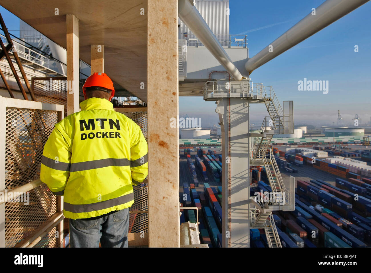 DOCKER ON A CONTAINER BOAT LOADING GATE TERMINAL DE FRANCE PORT 2000 