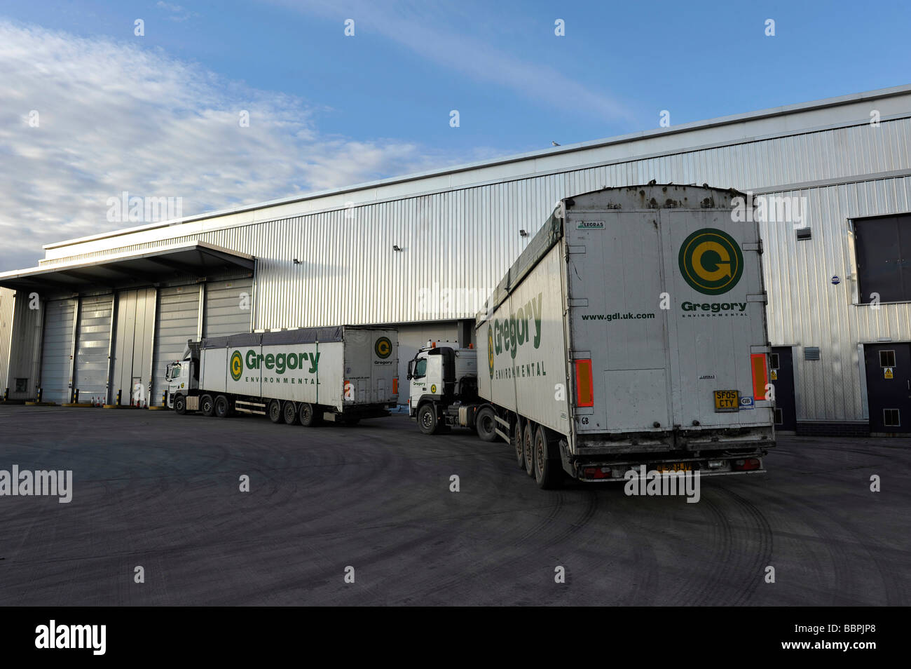 truck delivers to the Mechanical Biological Treatment intelligent waste transfer station run by Shanks Waste Solutions ECODECO Stock Photo