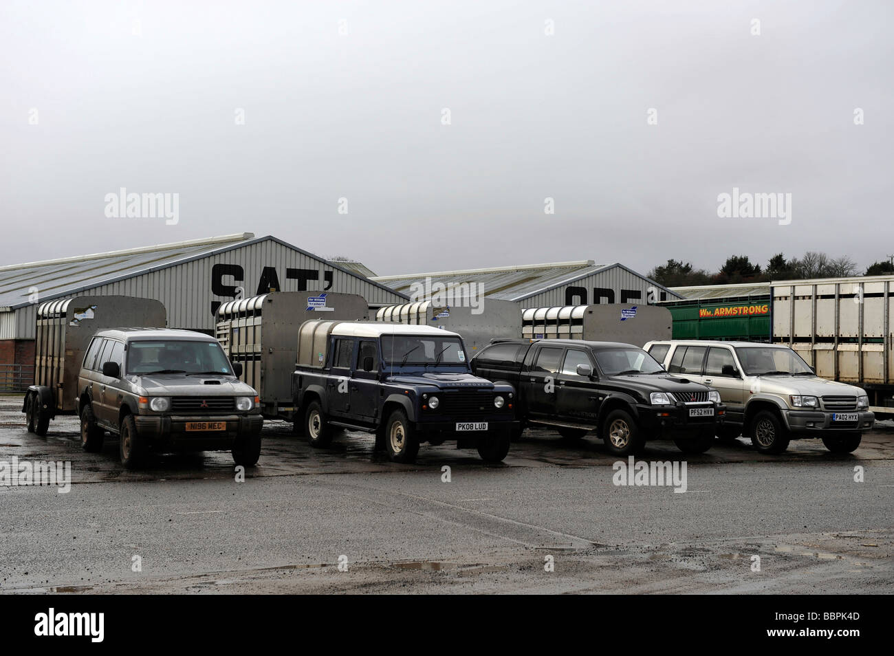 Farmers 4x4 offroad vehicles with livestock cattle trailers at Penrith Auction Mart Stock Photo