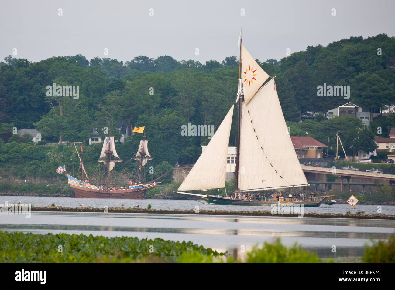 Henry Hudson ship replica The Half Moon sails up Rondout Creek Kingston New York during quadricentennial celebration 2009 Stock Photo