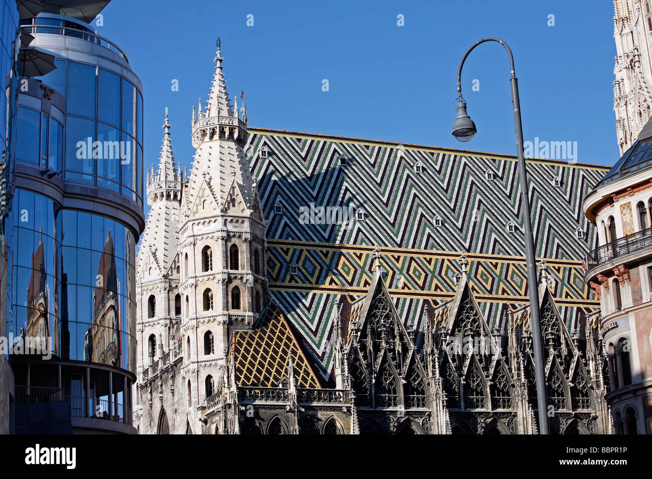SAINT STEPHEN'S CATHEDRAL, STEPHANSDOM AND REFLECTION IN THE POSTMODERN BUILDING HOTEL HAAS HAUS, STEPHANSPLATZ, VIENNA, AUSTRIA Stock Photo