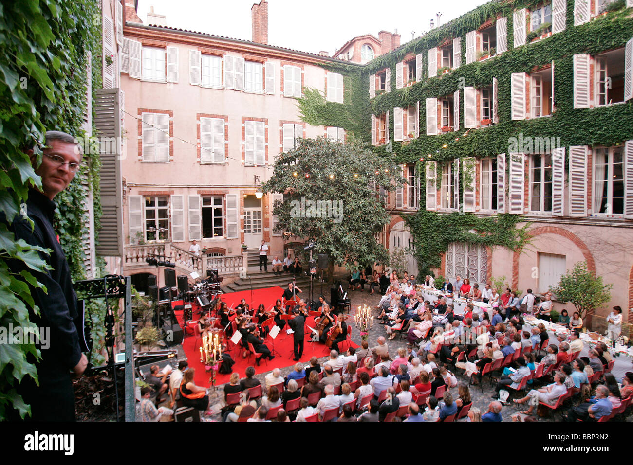 CLASSICAL MUSIC CONCERT IN THE INNER COURTYARD OF A BUILDING, RUE DES  PARADOUX, TOULOUSE, HAUTE-GARONNE (31), FRANCE Stock Photo - Alamy