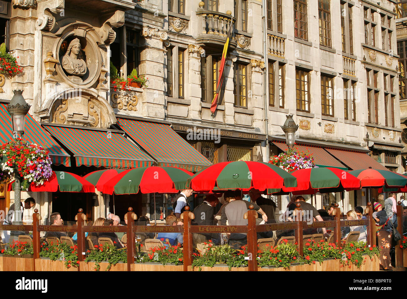 SIDEWALK CAFE, LA CHALOUPE D'OR, GRAND-PLACE (MAIN SQUARE), BRUSSELS, BELGIUM Stock Photo