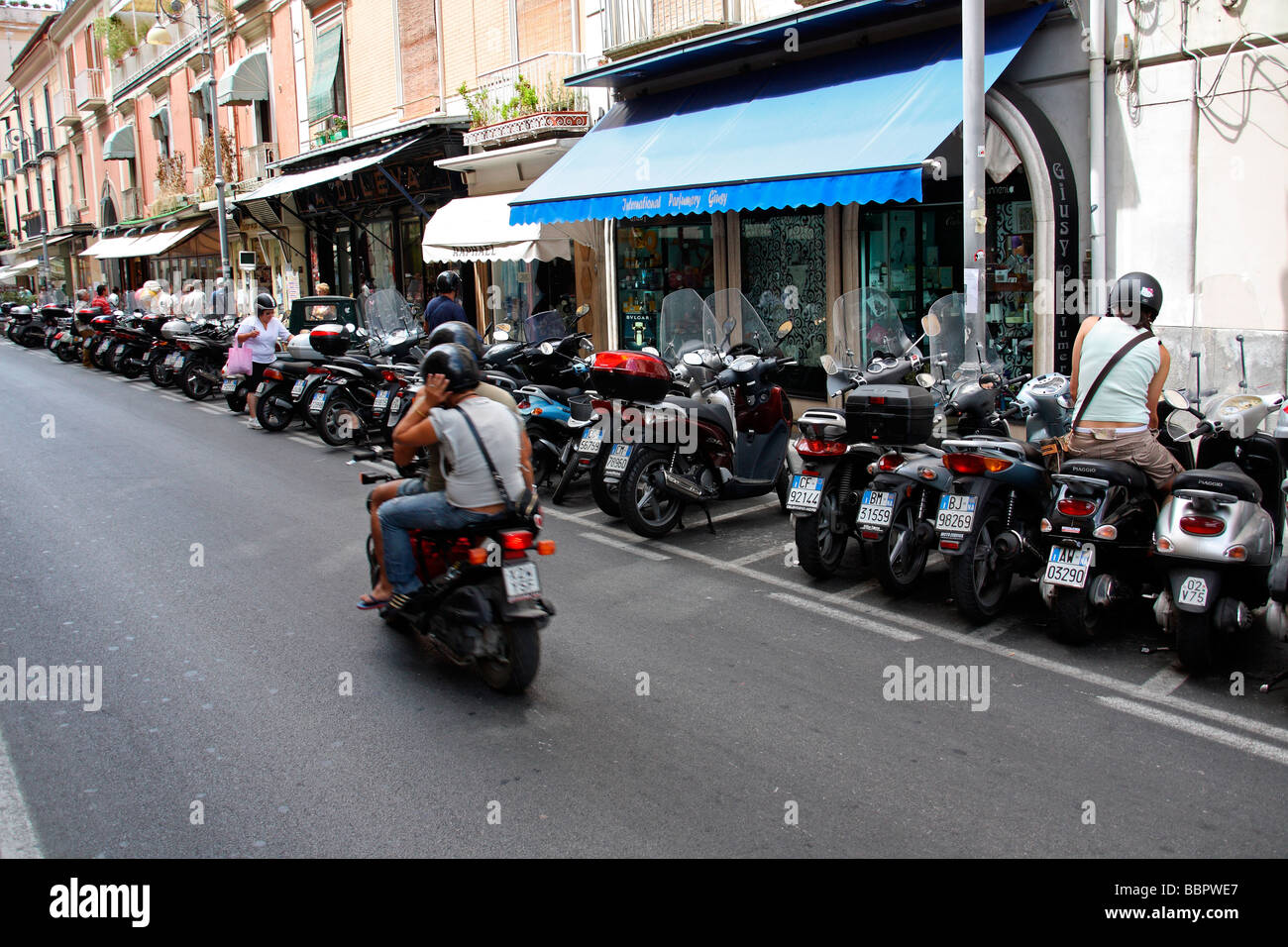 scooters in sorrento italy Stock Photo Alamy